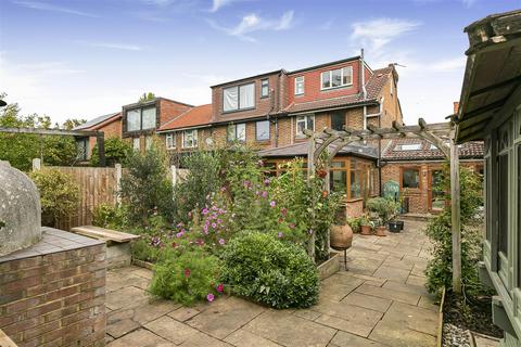 undefined, Mead Road, Richmond TW10
