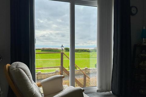 1 bedroom flat to rent, Sea Point, Barry CF62