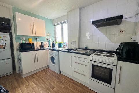 1 bedroom flat to rent, Sea Point, Barry CF62