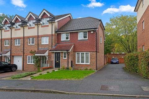 3 bedroom end of terrace house for sale, School Meadow, Guildford