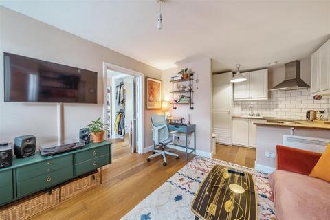 1 bedroom flat for sale, Rathcoole Avenue, London N8