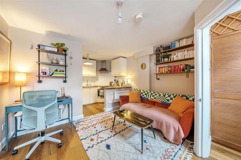 1 bedroom flat for sale, Rathcoole Avenue, London N8