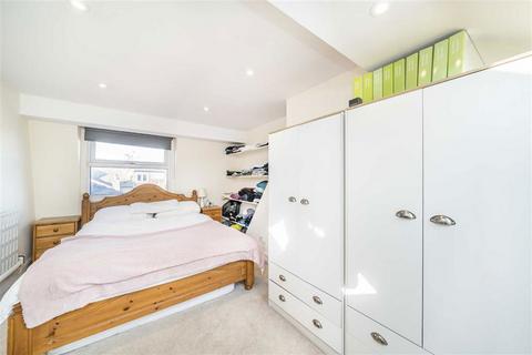 2 bedroom flat for sale, Mysore Road, London SW11
