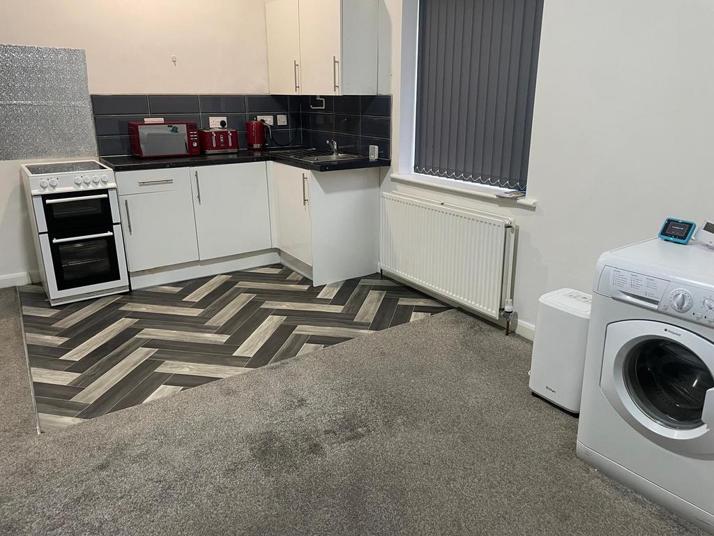 Flat 2, 78 Westcroft road, BD7 3 EJ