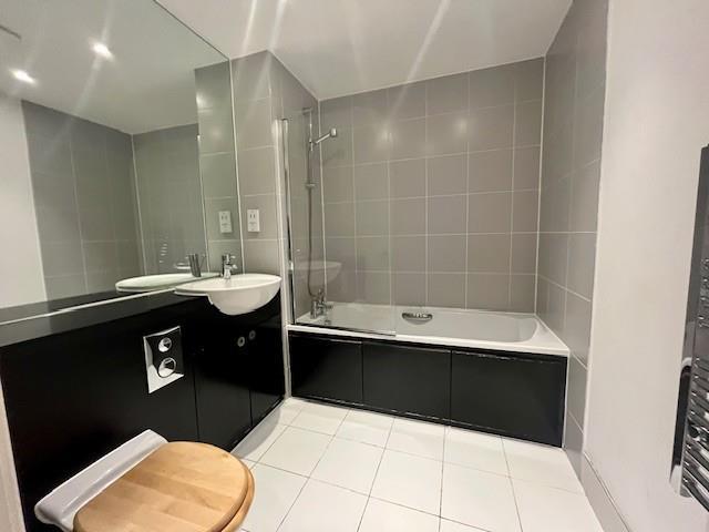 985 Sinope bathroom.jpg