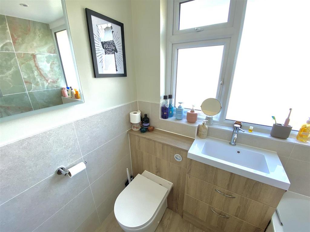 Bathroom 1.jpg