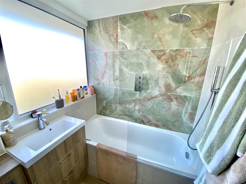 Bathroom 2.jpg