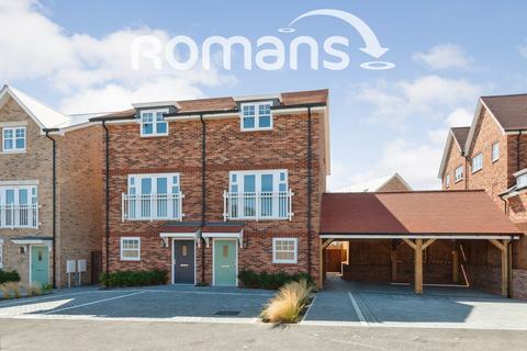 3 bedroom semi-detached house to rent, Spindle Avenue, Fleet, GU51