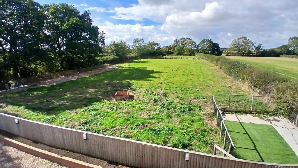 Paddocks/Plaaning for 4 traveller pitches.
