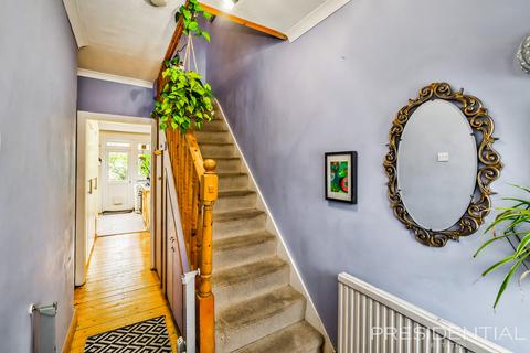 3 bedroom terraced house for sale, Clayhall IG5