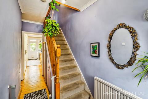 3 bedroom terraced house for sale, Dellwood Gardens, Ilford IG5