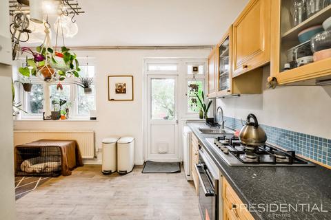 3 bedroom terraced house for sale, Dellwood Gardens, Ilford IG5