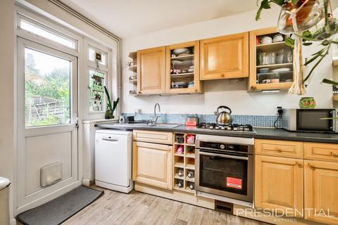 3 bedroom terraced house for sale, Dellwood Gardens, Ilford IG5