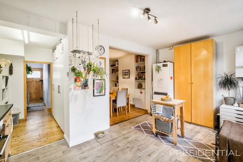 3 bedroom terraced house for sale, Dellwood Gardens, Ilford IG5