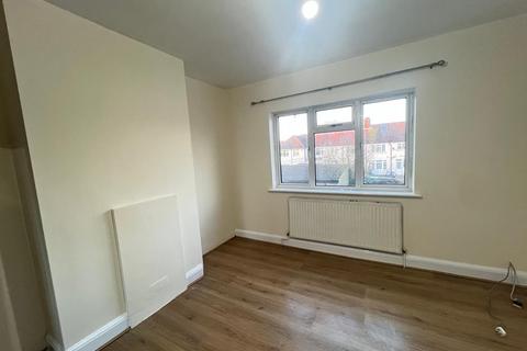 3 bedroom semi-detached house to rent, Dorchester Avenue, Harrow HA2