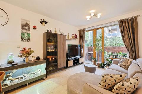 2 bedroom flat for sale, Chadwick House, London SW11