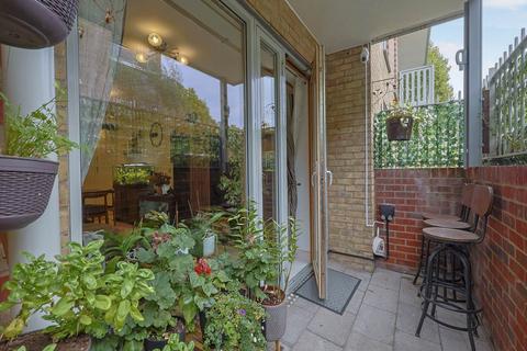 2 bedroom flat for sale, Chadwick House, London SW11