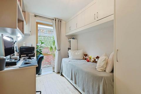 2 bedroom flat for sale, Chadwick House, London SW11