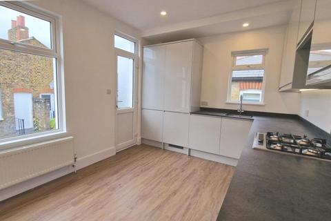 3 bedroom maisonette to rent, Doverfield Road, London SW2