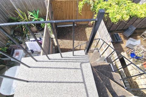 3 bedroom maisonette to rent, Doverfield Road, London SW2