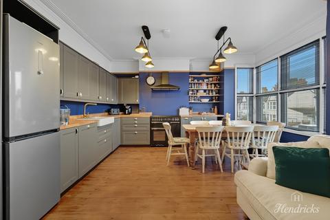 3 bedroom flat for sale, Valkyrie Road, Westcliff-on-sea, SS0 8