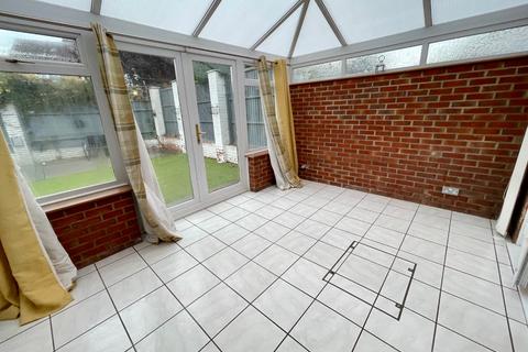 3 bedroom detached house for sale, Rochford Drive, Luton, Bedfordshire, LU2 8SR