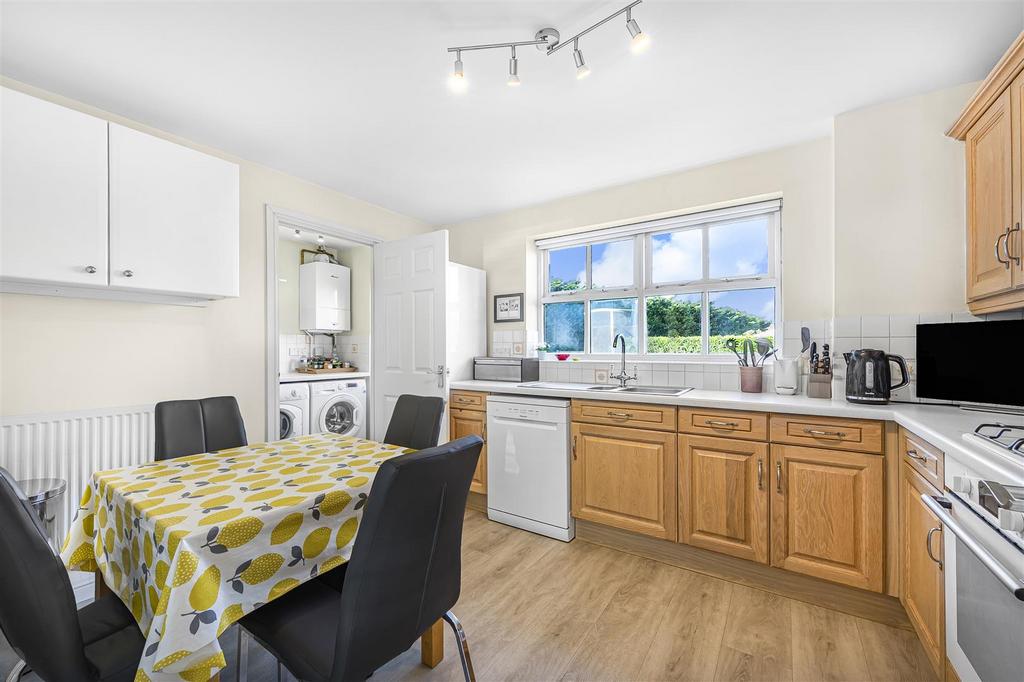 Kitchen/Breakfast Room: