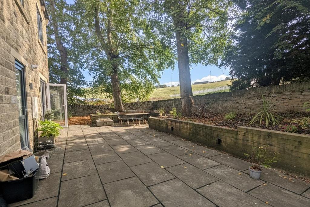 Sunny backgarden.png