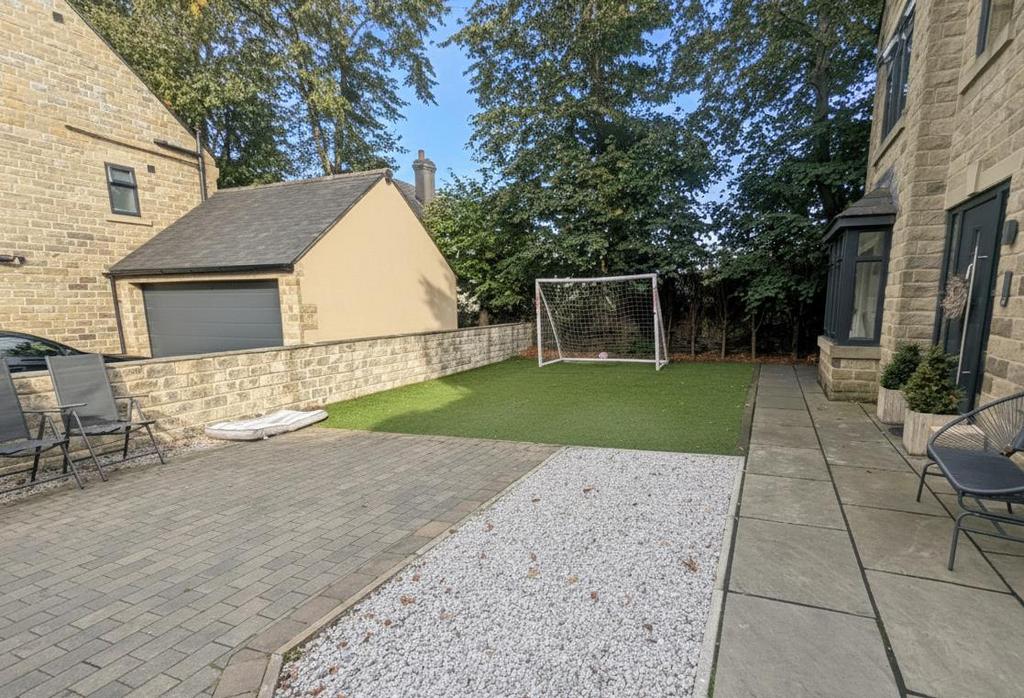 Sunny garden goals.png