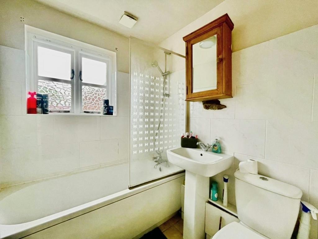 Pbox-bathroom-346628.JPG