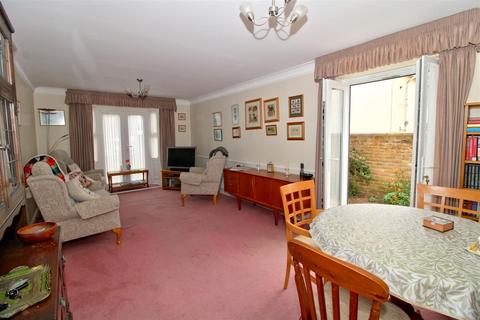 2 bedroom flat for sale, The Causeway, Seaford