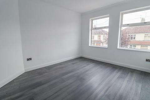3 bedroom flat to rent, Milton Avenue
