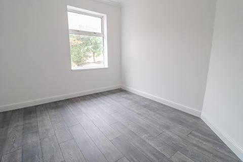 3 bedroom flat to rent, Milton Avenue