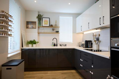 2 bedroom apartment for sale, at Beck Square, London, London E10