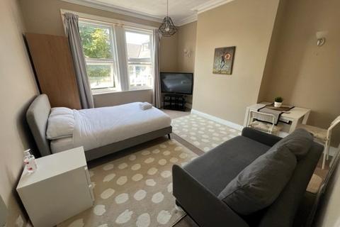 Studio to rent, Sea Road, Boscombe, Bournemouth, BH5