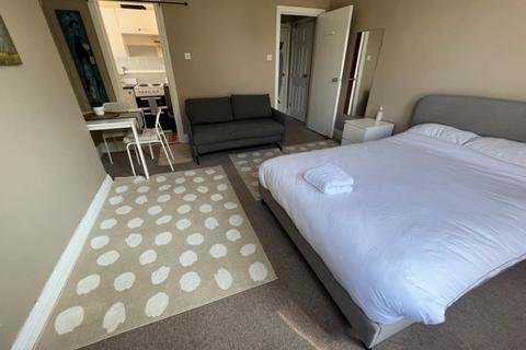 Studio to rent, Sea Road, Boscombe, Bournemouth, BH5