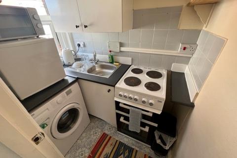 Studio to rent, Sea Road, Boscombe, Bournemouth, BH5