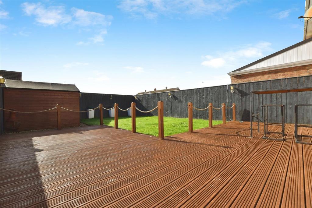 E194b592-garden 20deck.JPG