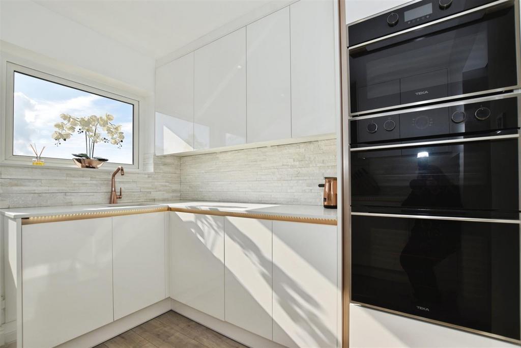 7b1e544c-kitchen 20close.JPG
