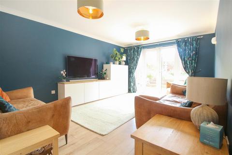 8 Francis Drive, Cawston, Rugby, CV22 7FS