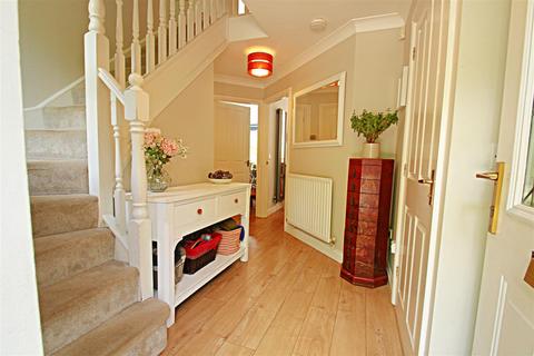 8 Francis Drive, Cawston, Rugby, CV22 7FS