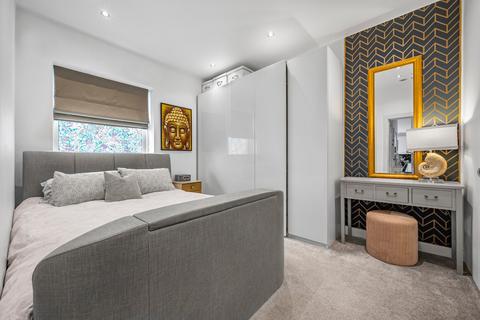 2 bedroom flat for sale, Clements Road, London