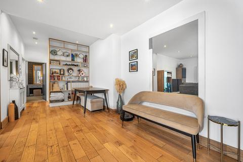 2 bedroom flat for sale, Clements Road, London