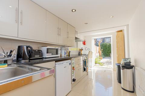 3 bedroom flat to rent, Cricketfield Road, London E5