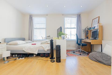 3 bedroom flat to rent, Cricketfield Road, London E5