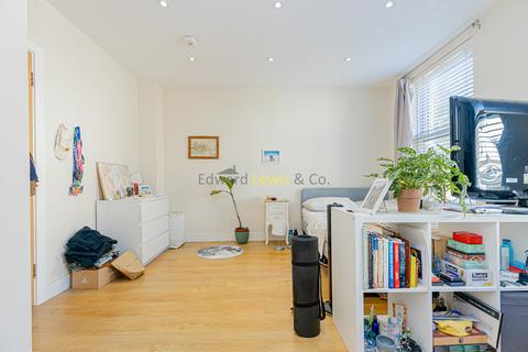 3 bedroom flat to rent, Cricketfield Road, London E5