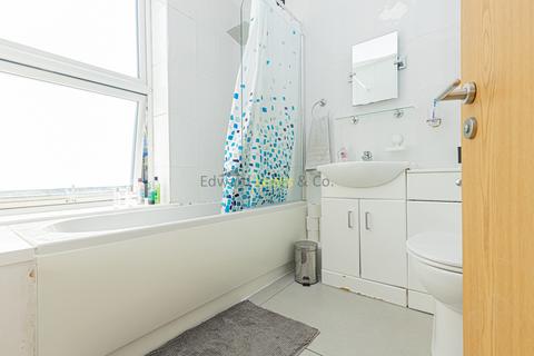 3 bedroom flat to rent, Cricketfield Road, London E5