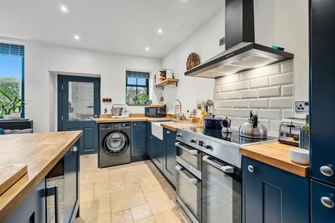 11 Hope Road, Edale, Hope Valley, S33 7ZF