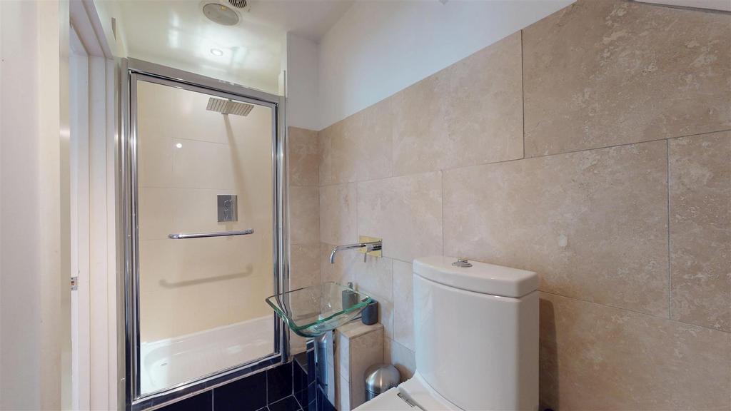 The Woodlands, Flat 7 Bedroom One En Suite Shower
