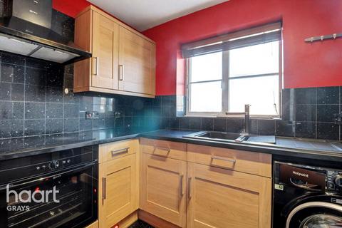 3 bedroom flat for sale, Sewell Close, Grays